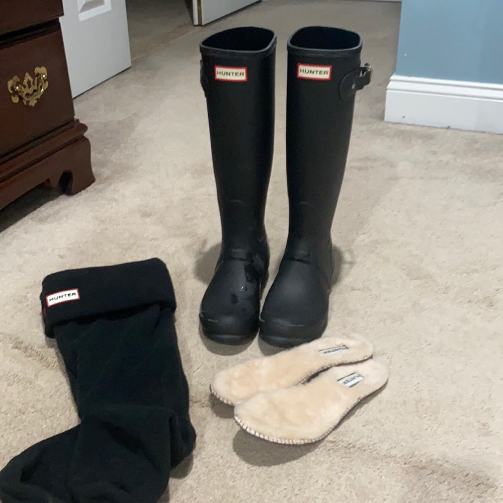 Hunter tall rain boots with insoles and socks